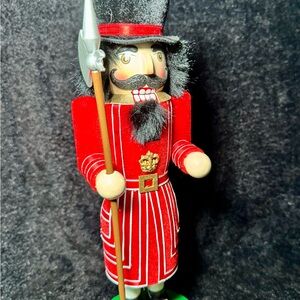 10th Anniversary Nutcracker Village "Old World Beefeater" Figurine 15" 2002